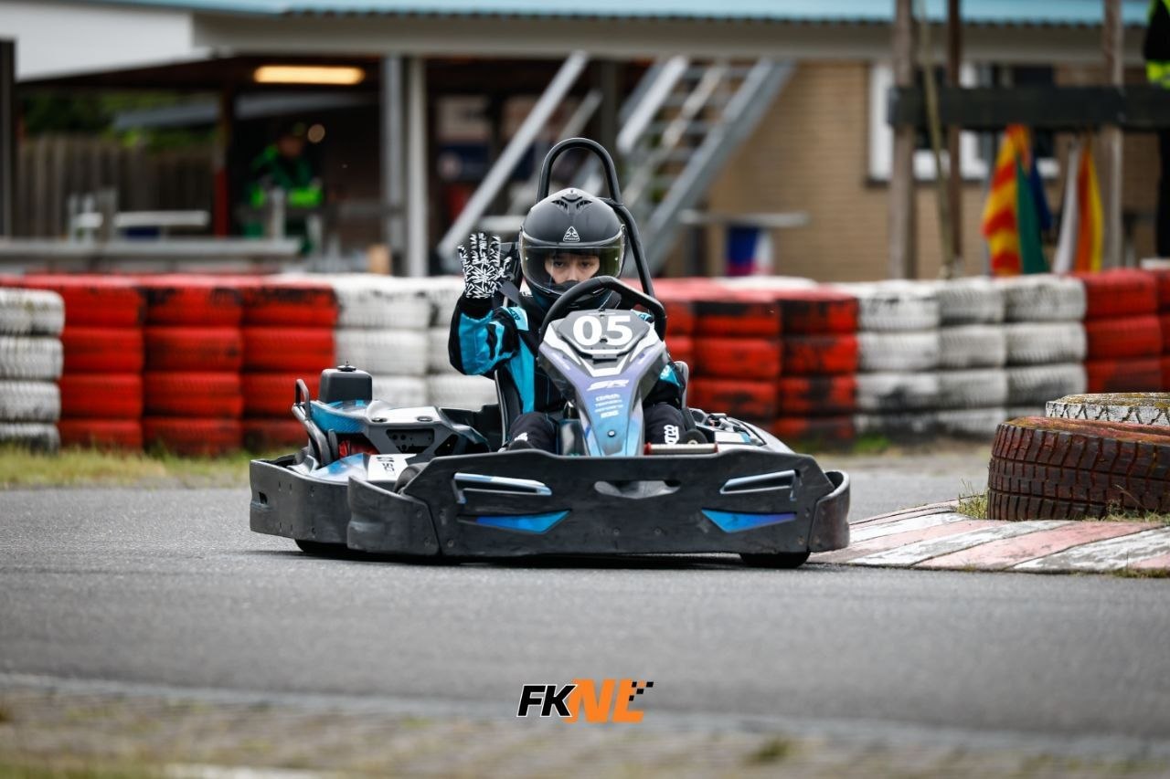 Kart #05 in actie langs de bandenwal