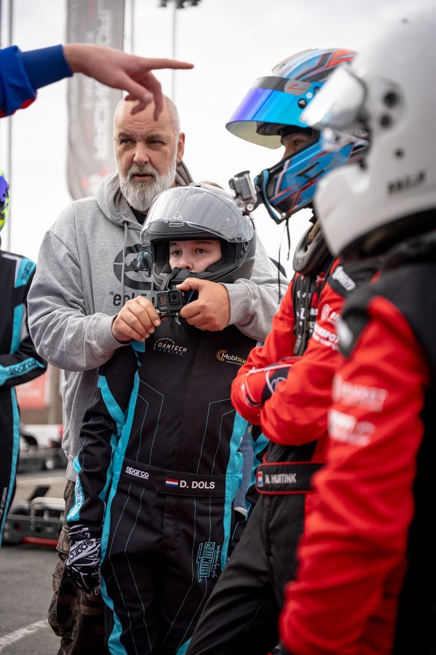 Sponsorlogo's op het racepak van Don Dols